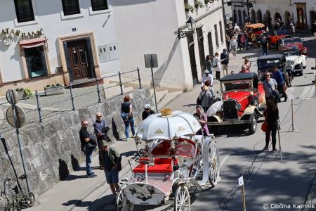 Mednarodna revija starodobnikov v Kamnik privabila ljubitelje klasičnih vozil.JPG