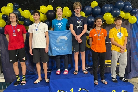 Calcitova plavalka na zmagovalnih stopničkah.jpg