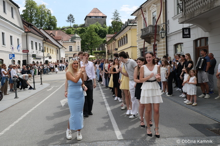 Četvorka maturantov oživila kamniški Glavni trg.jpg
