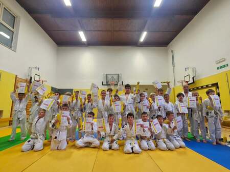 Več kot 130 mladih judoistov uspešno opravilo izpite za višje pasove.jpg