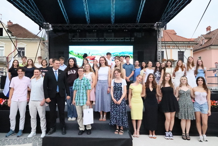 Podelitev županovih nagrad najboljšim učencem.jpg