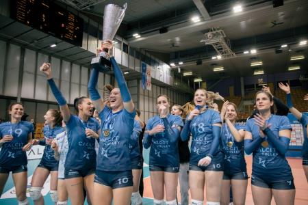 Calcit_Volley_s_pokalom02-001