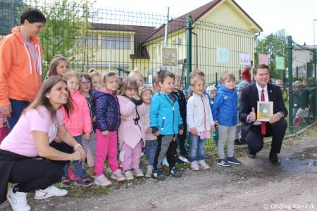 zupan_se_je_slikal_skupino_otrok-001