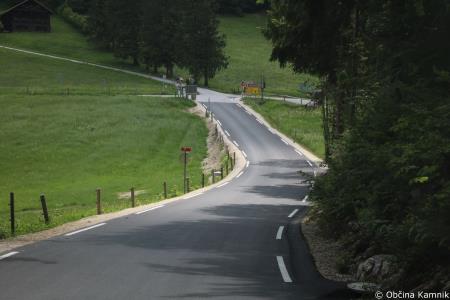 Novo asfaltirana cesta od Kranjskega Raka do Rakovih ravni