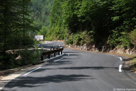 Novo asfaltirana cesta od Kranjskega Raka do Rakovih ravni