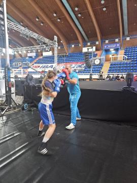 Boksarska Lara Loboda se z Balkanskega prvenstva vrača s kolajno.jpg