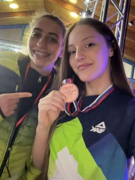 Boksarska Lara Loboda se z Balkanskega prvenstva vrača s kolajno.jpg