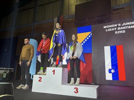 Boksarska Lara Loboda se z Balkanskega prvenstva vrača s kolajno.jpg