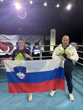 Boksarska Lara Loboda se z Balkanskega prvenstva vrača s kolajno.jpg