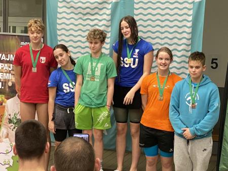 Miklavž Calcitovim plavalcem že prinesel darila.jpg