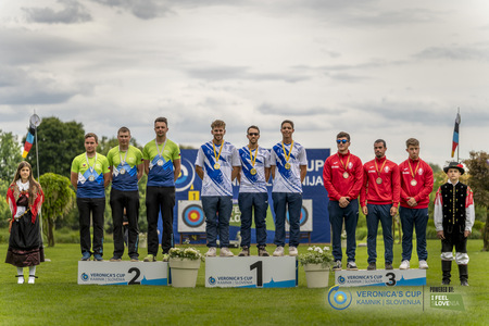 Srebrni_Slovenci_ekipa_ukrivljeni_lok