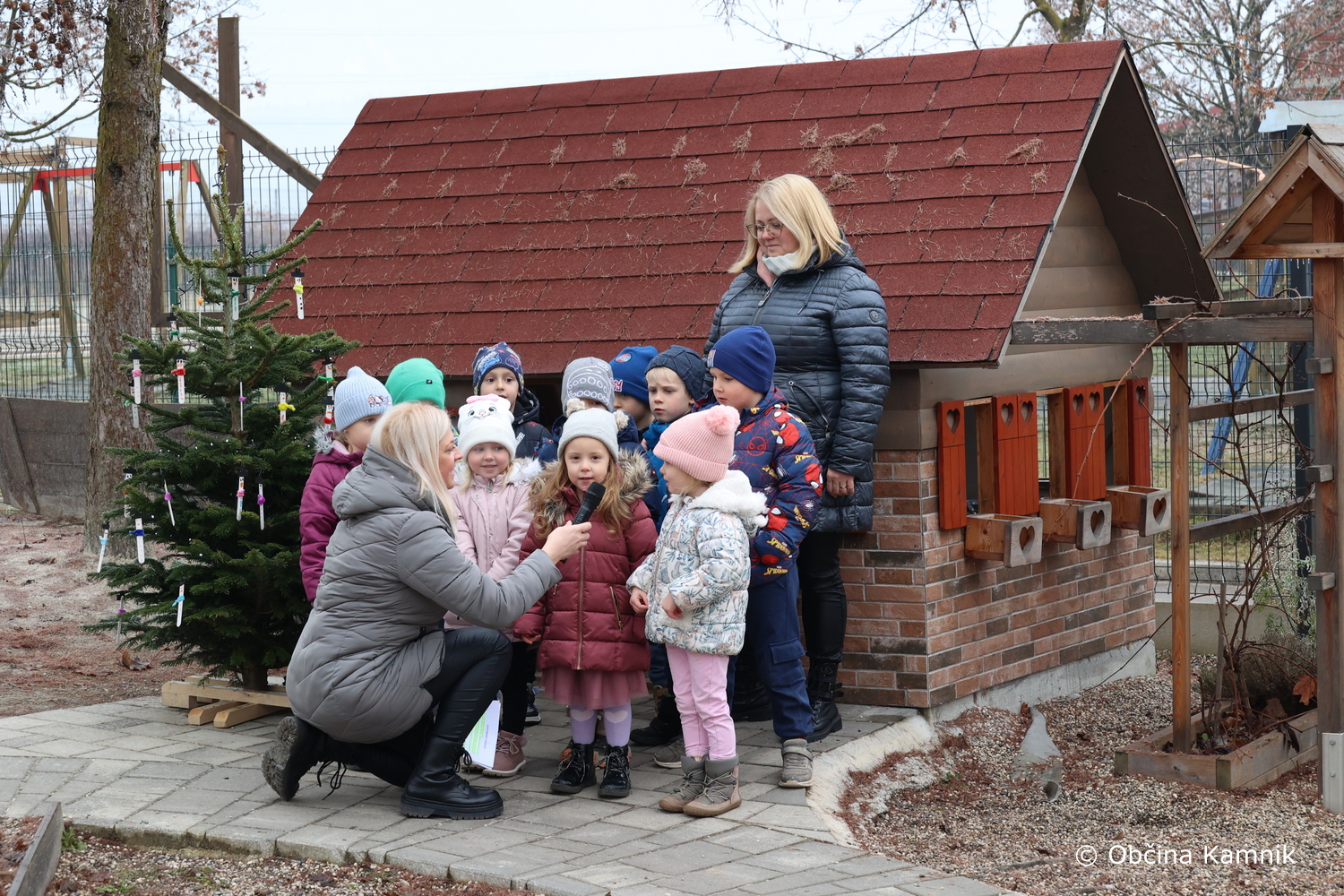 Nova panelna ograja za večjo varnost in lepši videz igrišča vrtca Pestrna