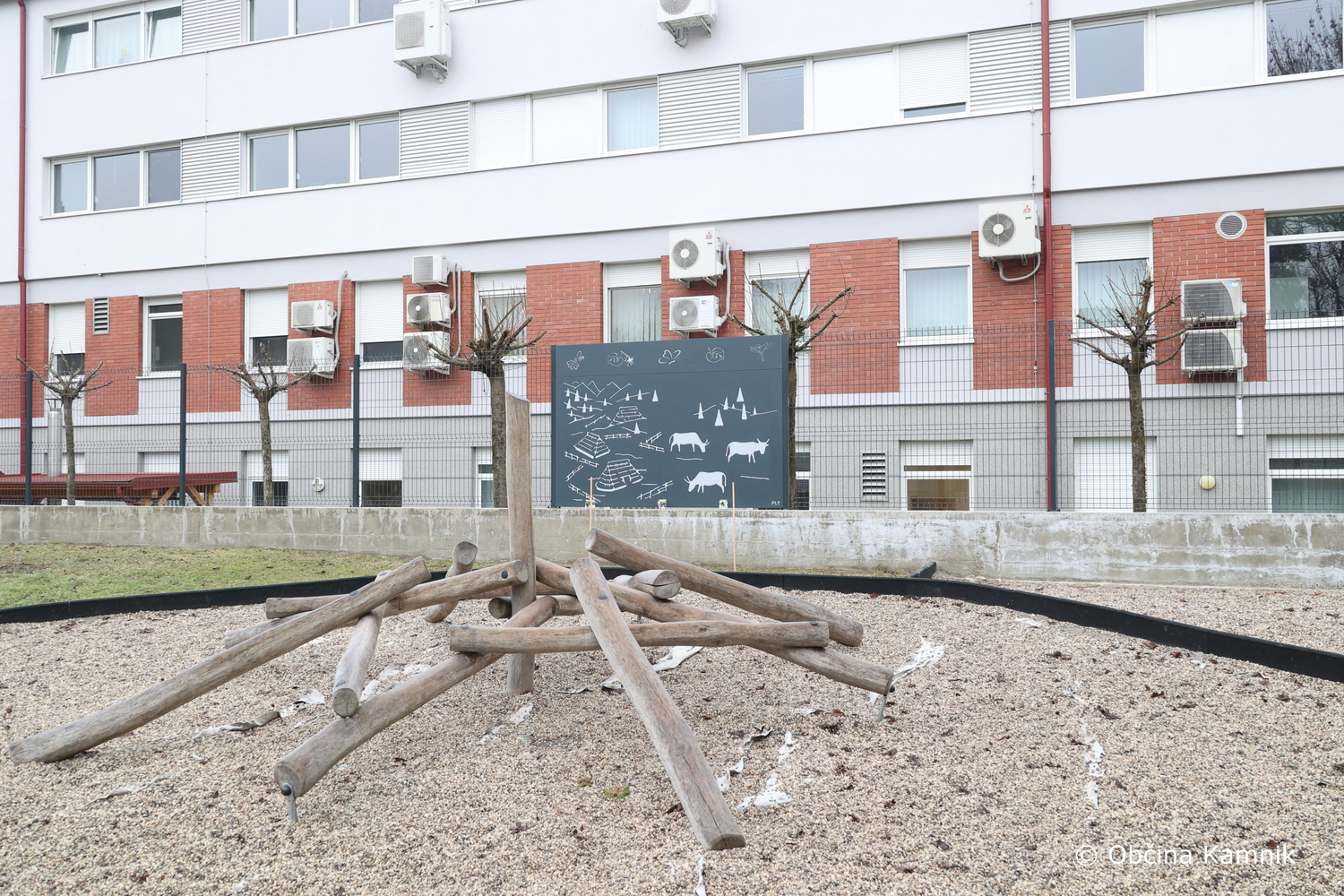 Nova panelna ograja za večjo varnost in lepši videz igrišča vrtca Pestrna (2)