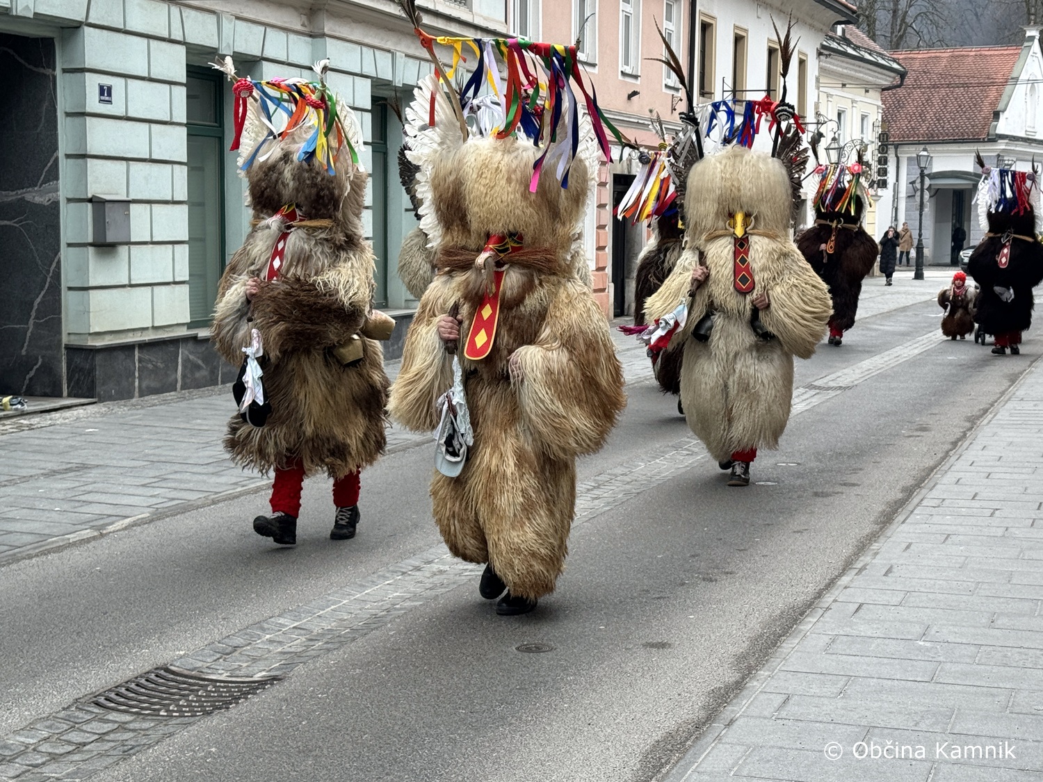 Kurenti iz Zamušanov prinesli pustno vzdušje v Kamnik