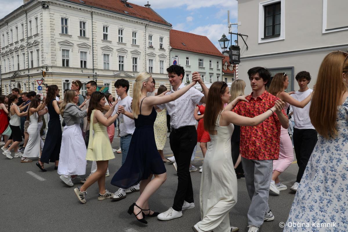 Četvorka maturantov oživila kamniški Glavni trg