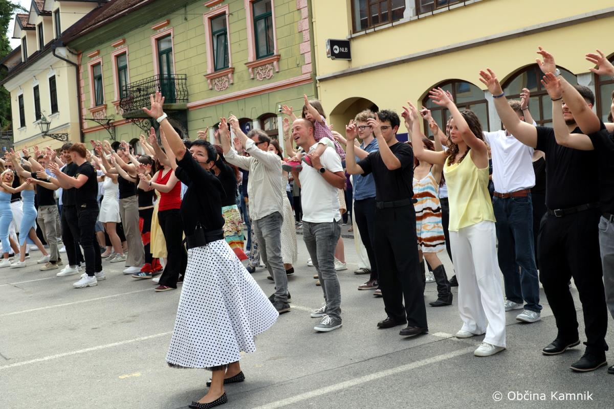 Četvorka maturantov oživila kamniški Glavni trg (50)